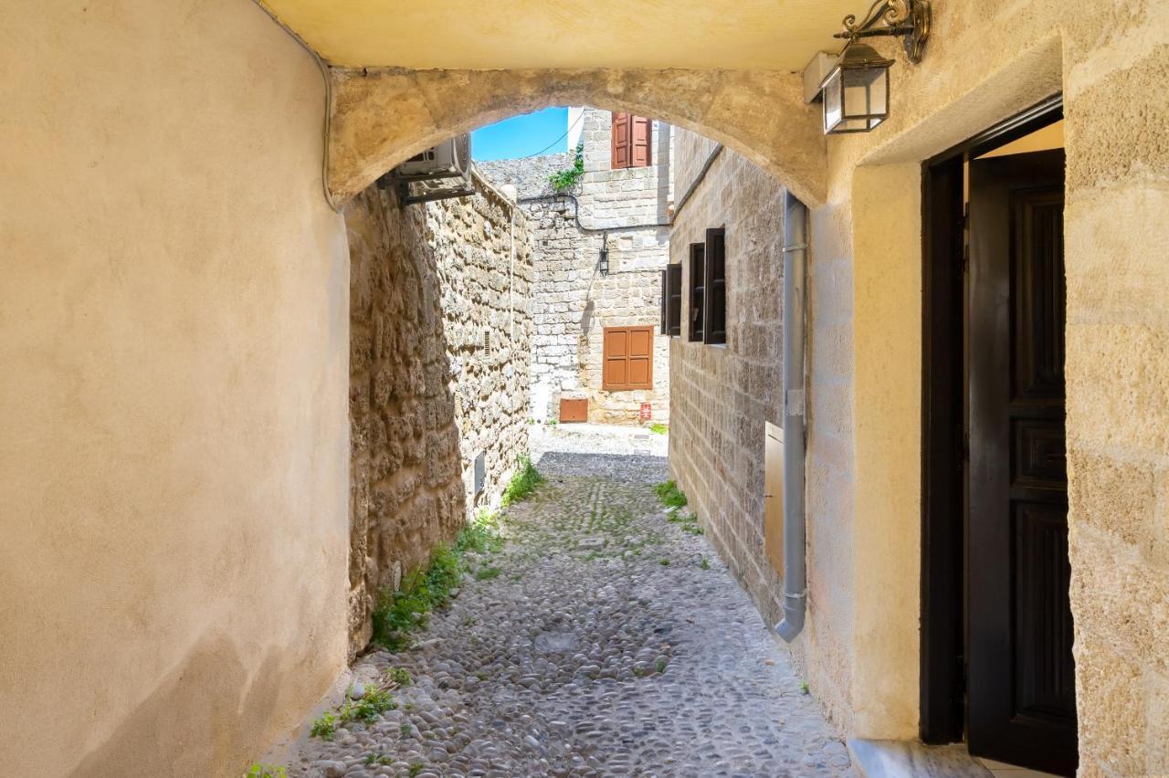 Apartament Medieval Poem *